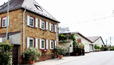 Weingut Walter Henninger in Kallstadt in der Pfalz: Saumagen, schmucke Winzerhfe, Weinberge am Rand des Pflzer Waldes, Wanderwege, pflzische Gastlichkeit und die Vielfalt an Weinen.